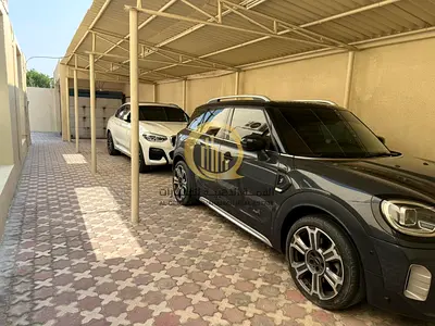 للبيع بيت عربي زاويه بالشارقة منطقه اليرموك حي القاسميه علي شارع الوحده مباشرة مساحة الارض 6868 قدم زاويه علي شارع الوحده العام وشارع جانبي 18 متر