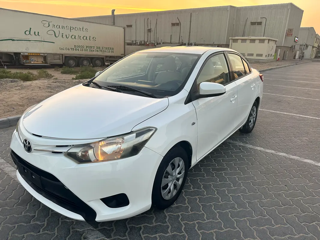 Toyota Yaris 2015 — photo 1 of 11