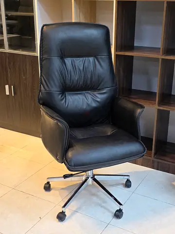 Sleek Black Executive Office Chair - Ergonomic Comfort!