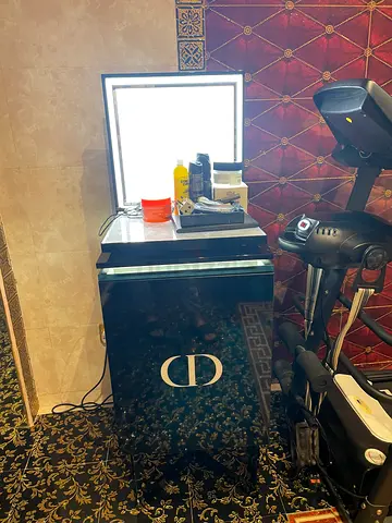 Salon Makeup Station with LED Mirror – Excellent Condition