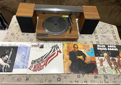 TOSHIBA TURN TABLE WITH SPEAKERS AND DISCS