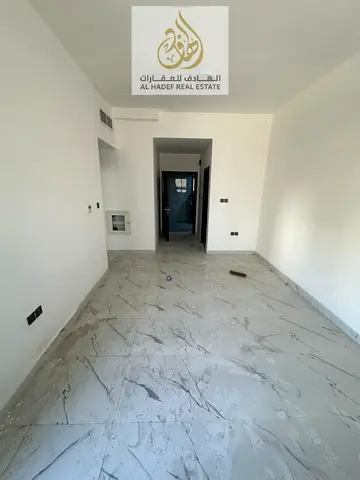 إيجار السنوي في إمارة عجمان شقة مميزة داخل بناية جديدة أول ساكن في منطقة الجرف 3، وهي من المناطق السكنية الهادئة والمميزة التي توفر سهولة الوصول إلى ج