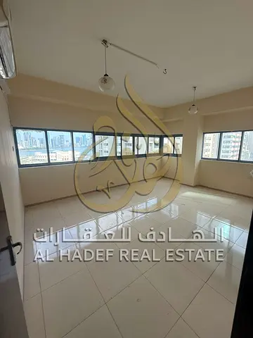 شقة 3 غرف وصالة للإيجار في المجاز 3 بالشارقة مع 3 حمامات و3 بلكونات | موقع مميز ثاني صف من بحيرة خالد | قريب من اتصالات | الدفع 4 دفعات