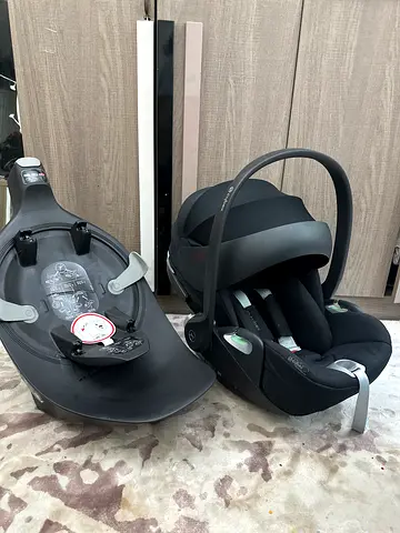 Cybex cloud T car seat with rotating base 360 in perfect condition