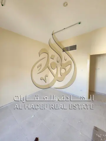 📢 للإيجار السنوي في الشارقة – منطقة السور  تتوفر شقة مميزة غرفتين وصالة للإيجار السنوي في منطقة السور، في موقع حيوي قريب من جميع الخدمات مثل السوبر م