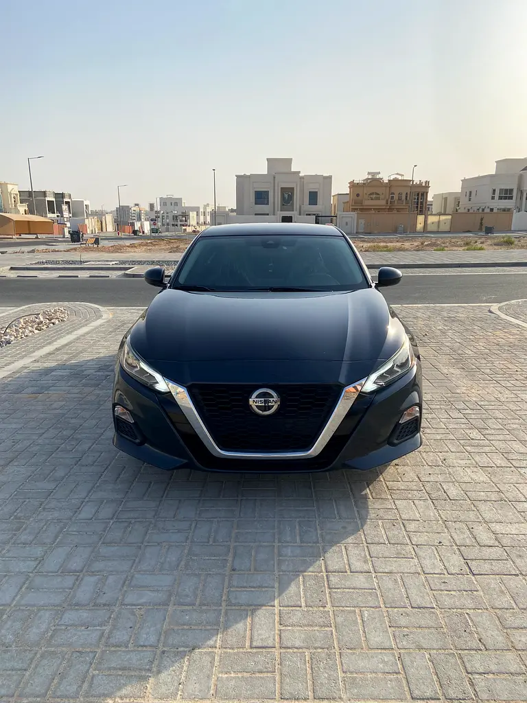 Nissan Altima 2021 — photo 1 of 17