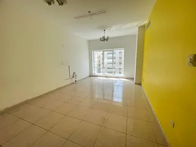 تكييف على المالك غرفتين وصاله بالمجاز 1بلكونه واسعه مع اطلاله مفتوحه خزائن بالحائط قريبه من مخرج دبى