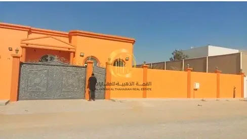 للبيع فيلا في اماره الشارقه في منطقه الرحمانيه مقابل مول الرحمانيه في موقع ممتاز