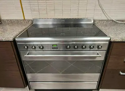 Model Smeg 5 Eyes Full Electric Ceramic Cooker Range Size 90cm