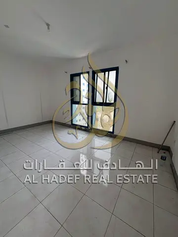 للإيجار السنوي في إمارة الشارقة – منطقة المجاز 1  متوفر شقة 3 غرف وصالة بنظام شيرنج مناسبة لسكن العزاب، بمساحات مريحة وتصميم عملي، وتقع في موقع حيوي ق