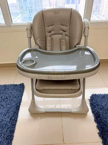 كرسي مرتفع للأطفال