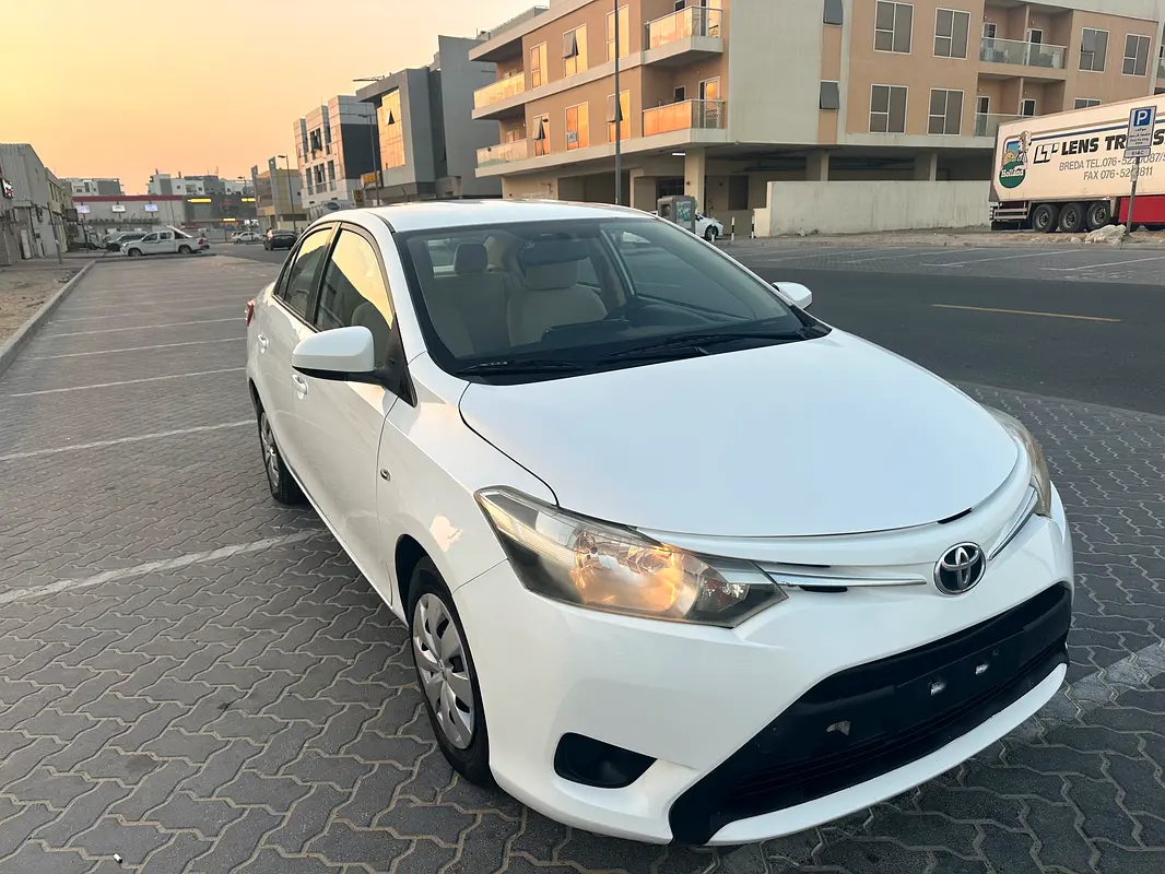 Toyota Yaris 2015 — photo 1 of 11