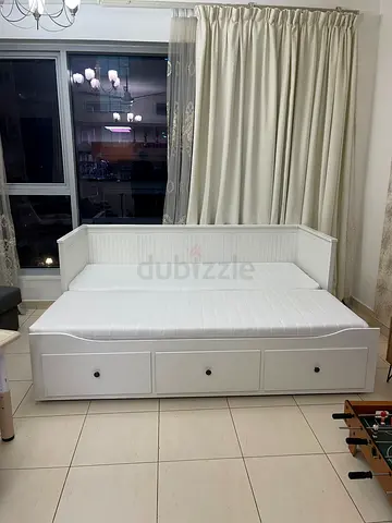 Stylish White Daybed with Storage Drawers