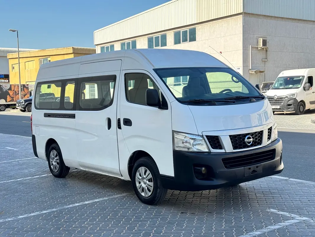 Nissan Urvan 2017 — photo 1 of 15