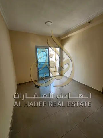 شقة غرفتين وصالة مع ستور وبلكونة للإيجار في الخان الشارقة | 2 حمام | باركن مجاني | مساحات جيدة | الدفع 4 دفعات