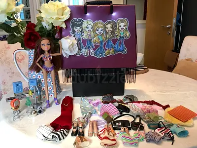Vintage 2002 BRATZ Carrying Case with doll