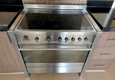 Smeg 5 hubs ceramic electric cooker same like new conditon for sale
