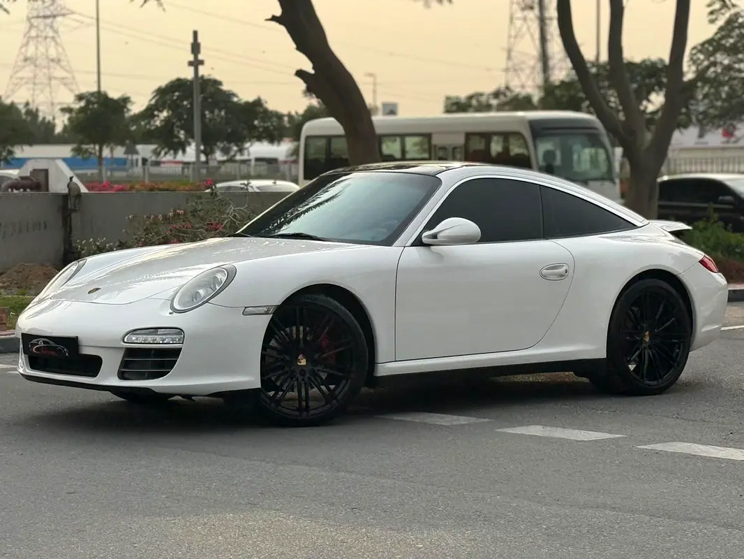 Porsche 911 2010 — photo 1 of 20