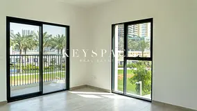 Sophisticated Coastal Living | Sea &amp; City Skyline Perspectives | Vacant | Resale