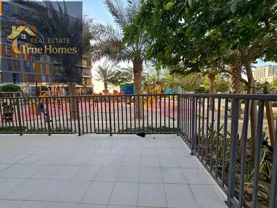 شقة واسعة بغرفة نوم واحدة | شرفة | تصميم عصري | إطلالة على المجمع السكني