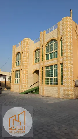 للبيع فيلا في اماره الشارقة منطقة الرماقية موقع مميز قريب من الخدمات