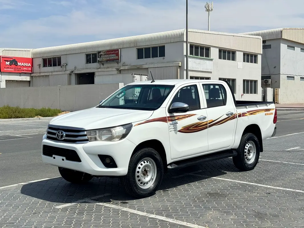 Toyota Hilux 2018 — photo 1 of 14