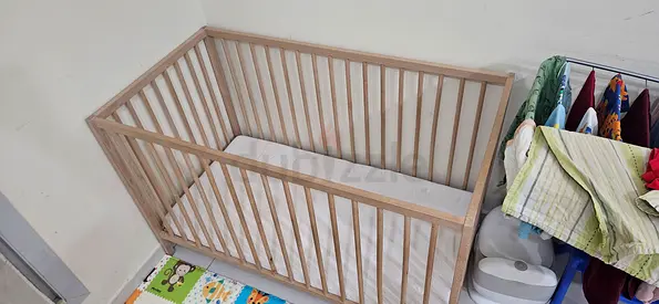 Wooden Crib in Great Condition