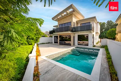 Luxurious New Mansion With Lake Views