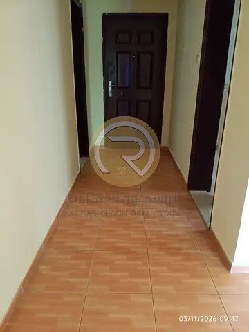 شقة واسعة للإيجار - موقع مميز بالقرب من مول أم القيوين