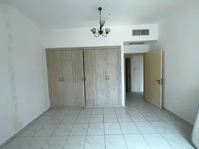 Central air conditioning, three bedrooms and a living room, built-in wall cabinets, open view, close to Dubai exit and bus stops.