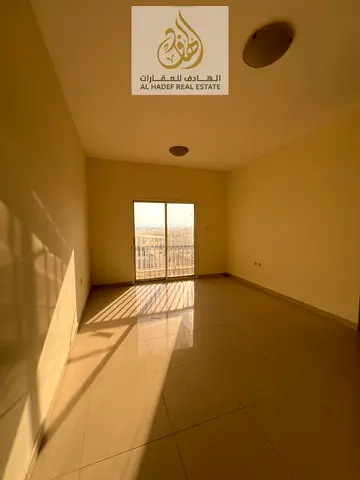 الايجار سنوي في عجمان منطقة النعيميه 3 جنب السفيرمول البنايه عائلات غرفه وصاله مطبخ منفصل عائلات  بلكونه مع تكيف مركزي مع 1 حمام