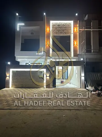 فيلا حديثة بتشطيب فاخر وواجهة حجر تركي، تقع في موقع مميز قريب من الطرق الرئيسية والخدمات، مناسبة للسكن العائلي بمساحات واسعة.  📐 مساحة الأرض: 1,722 ق
