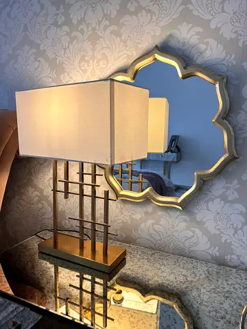 Light stand with mirror