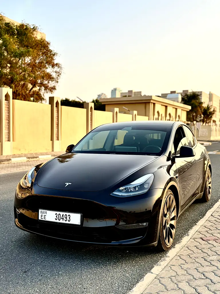 Tesla Model Y 2023 — photo 1 of 8