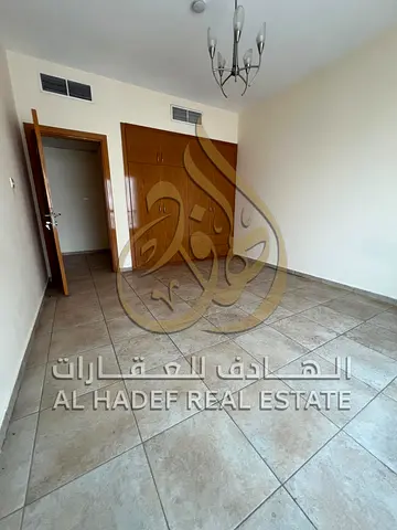شقة غرفتين وصالة للإيجار في المجاز 2 – الشارقة | تكييف على المالك | باركن مجاني | جيم ومسبح | شهر مجاني | 55 ألف