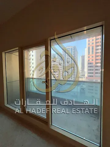 استمتع بالسكن الفاخر والمساحات الرحبة في قلب منطقة التعاون بالشارقة. شقة مثالية للعائلات الكبيرة التي تبحث عن الراحة والخدمات المتكاملة في موقع استرات