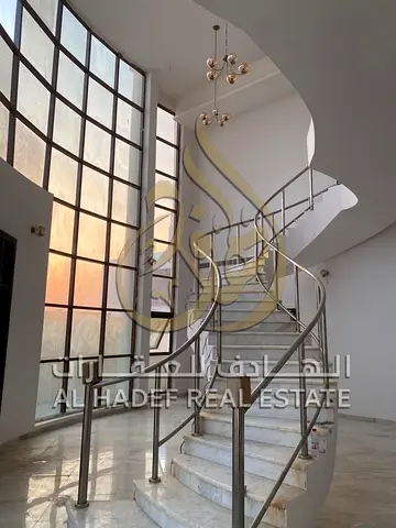 للإيجار – فيلا مميزة في الشارقة | منطقة الرمثاء  فيلا واسعة زاوية شارعين بموقع ممتاز وقريب من الحديقة، مناسبة للعائلات الكبيرة.  تفاصيل الفيلا:  فيلا