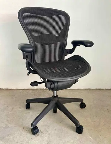 .Herman Miller Aeron Classic Chair Size B