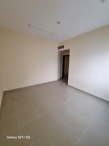 للإيجار السنوي في البوطينة – الشارقة ✨ شقة جميلة مكونة من: 🛏️ غرفتين وصالة 🚿 2 حمام 📐 مساحة ممتازة 🏢 في مبنى نظيف جداً 📍 موقع مميز قريب من جميع ا