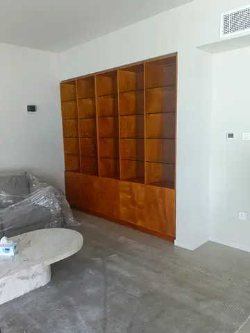 Ready to deliver wooden bookshelf with glass shelves lcd light