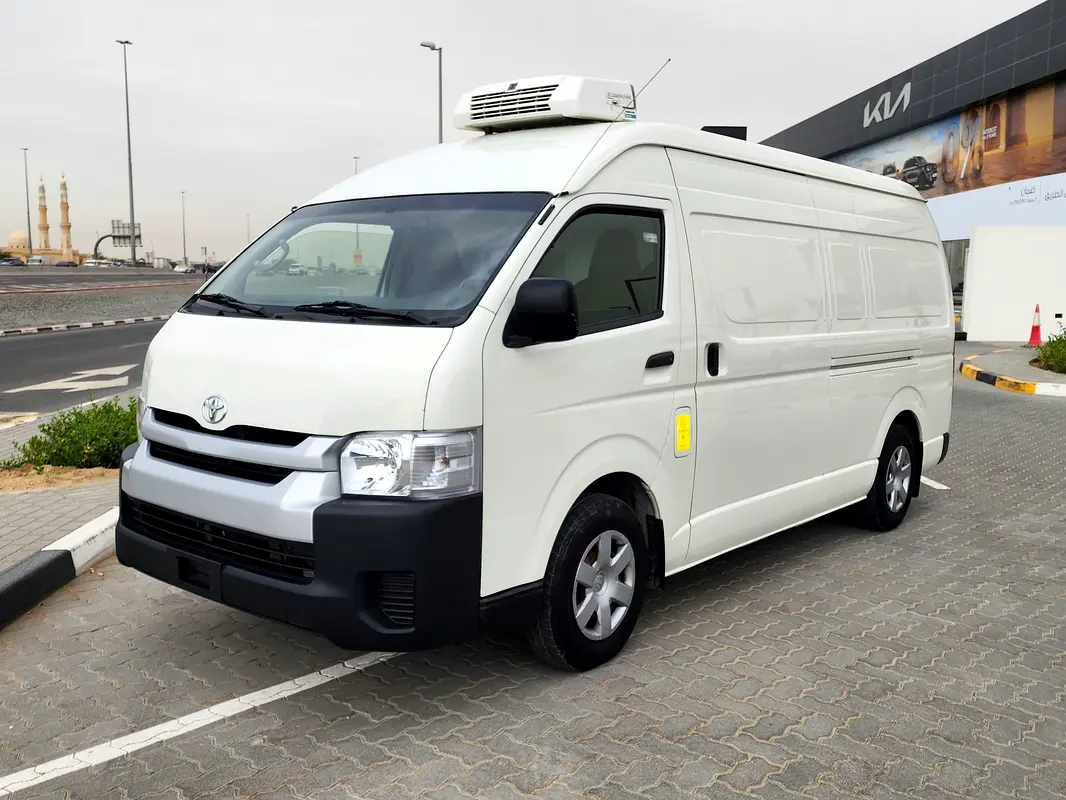 Toyota Hiace 2022 — photo 1 of 17