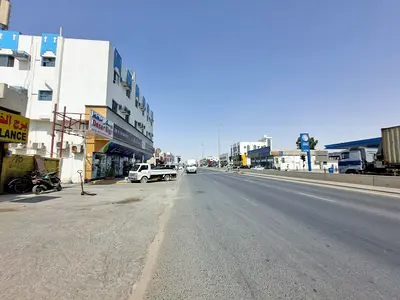 3000 SQRFT WEREHOUSE WITH MEZANINE COMMIERCIAL PURPOSE STORAGE WORK SHOP 3 PHASE WASHROOM READY TO MOVE MAIN ROAD NEAR DUBAI QUSAIS OPOSIT CATERPILLAR