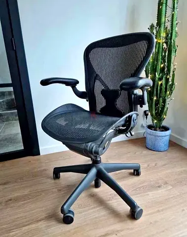 Herman miller Aeron size B fully loaded