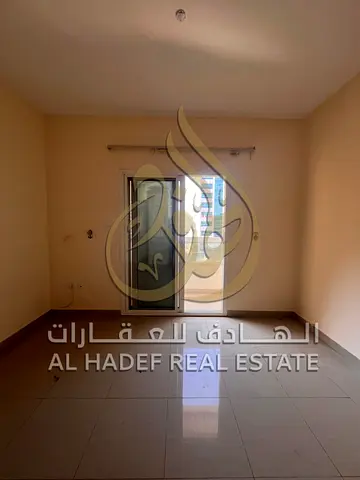 شقه غرفتين وصاله للايجار السنوى بالشارقه منطقة التعاون مع بلكونه واتنين حمام وتكييف مجانى على المالك
