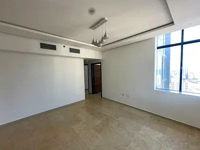 إطلالة بحر كاملة تعطي الشقة إضاءة طبيعية وإحساس بالراحة طوال اليوم.