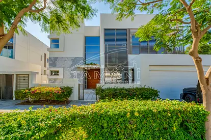 Contemporary 5Bedroom Villa Prime Location