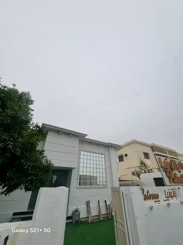للإيجار فيلا بالجزات مجهزة لصالون نسائي، مساحات واسعة، ملحق غرفتين ماستر وغرفة روف، جاهزة للعمل فورًا، موقع مميز قريب من الخدمات.