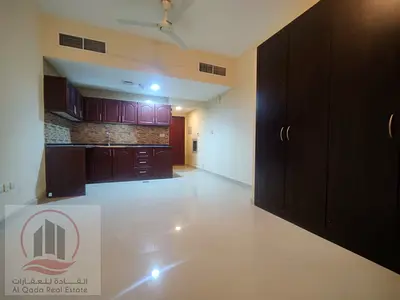 استوديو للايجار السنوي بالروضه 3 تكييف مركزي بخزائن حائط مع بلكون