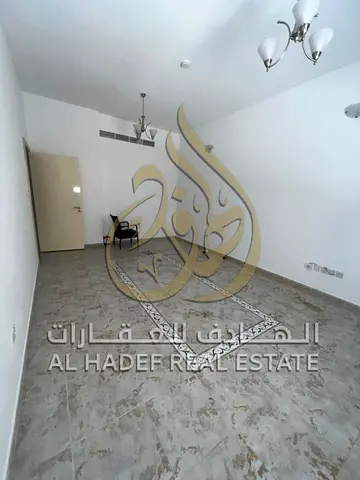 فرصة مميزة للإيجار في المجاز 3، شقة غرفتين وصالة مع غرفة غسيل و2 حمام وخزائن حائط، تكييف وصيانة مجانية، موقع حيوي قرب عنبر ونستو مع الدفع على 4 دفعات.