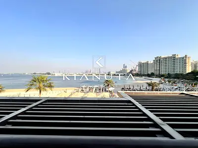 مساحة واسعة جداً مباشرة على الشاطئ إطلالة بحر